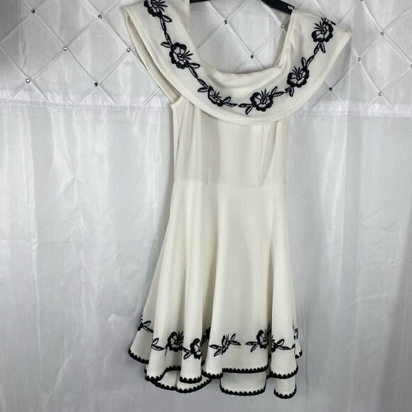 Francescas Off the Shoulder Embroidered Dress - Picture 2 of 7